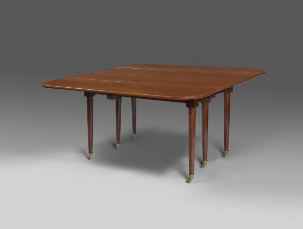 An early 19th Century mahogany dining table