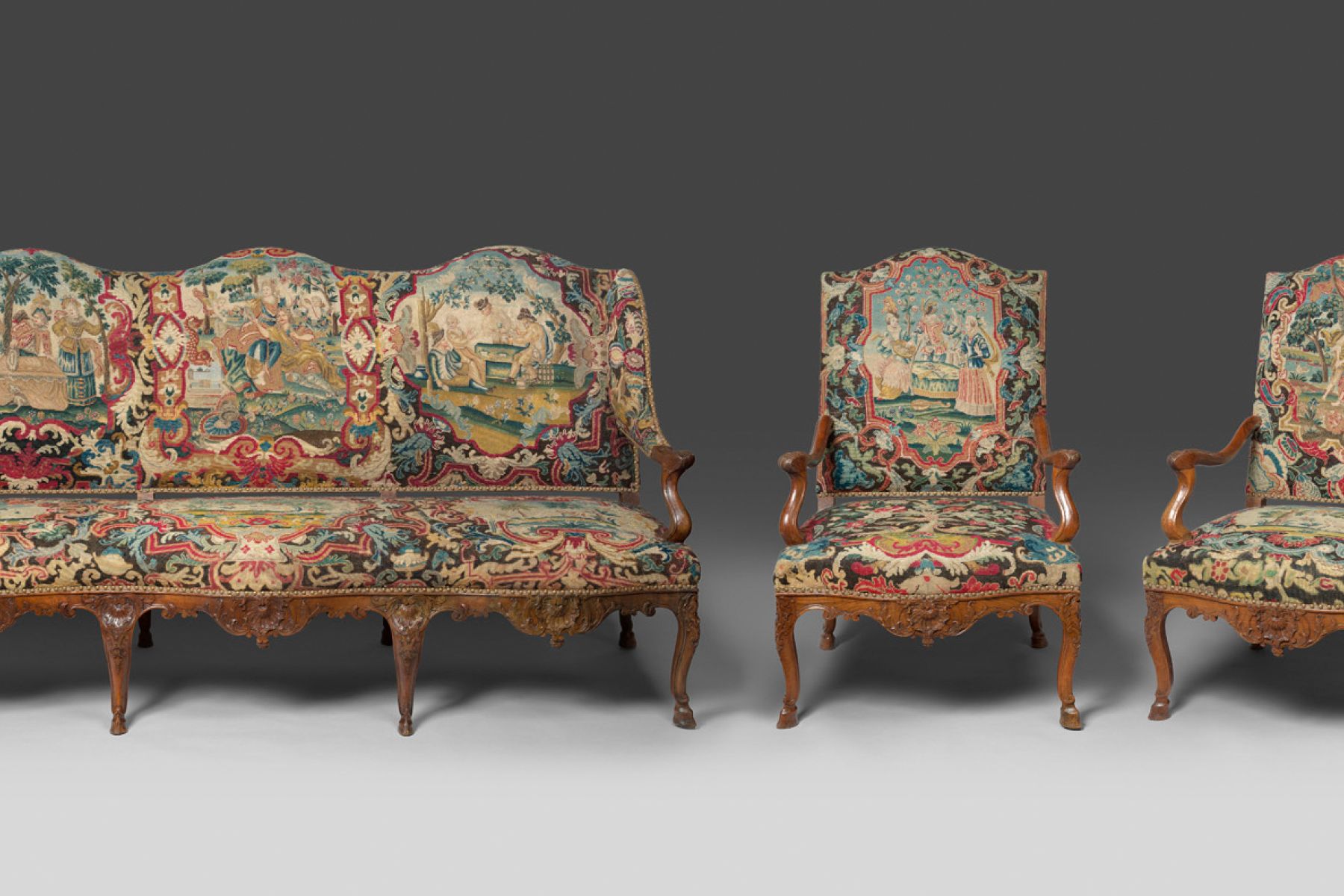 Rare suite de 4 fauteuils et un canapé d