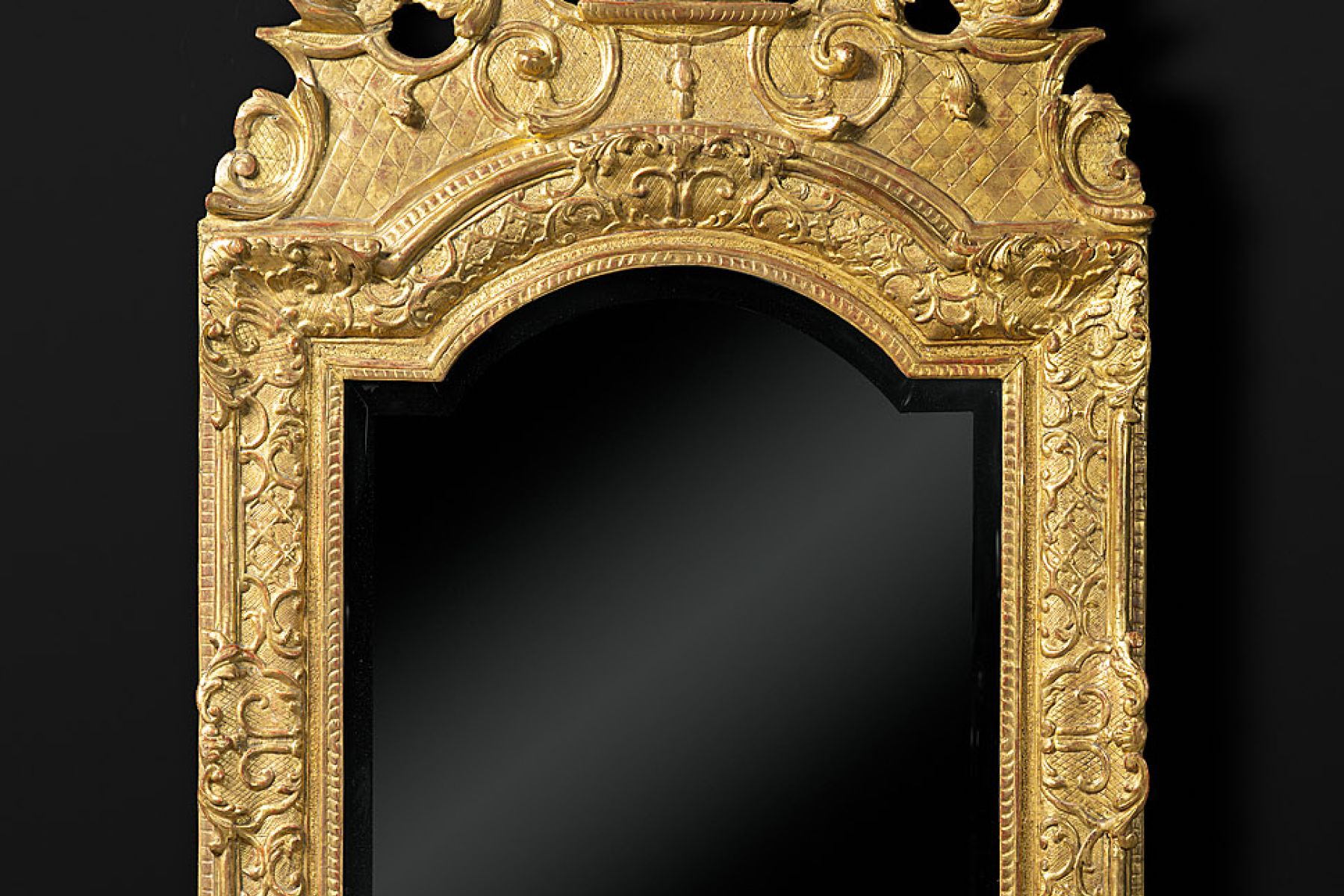 Miroir en bois sculpté et doré d