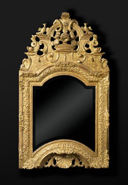 Miroir en bois sculpté et doré d