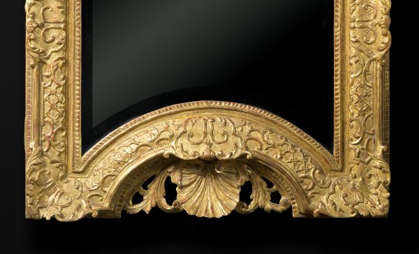 Miroir en bois sculpté et doré d