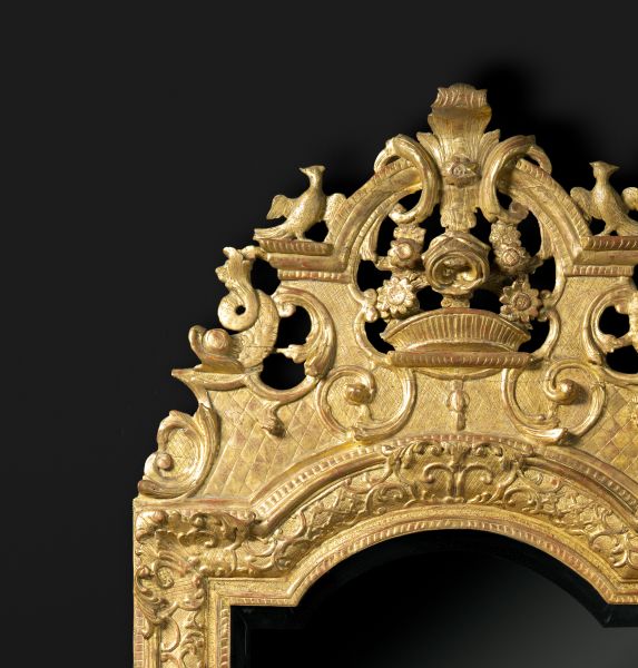 Miroir en bois sculpté et doré d