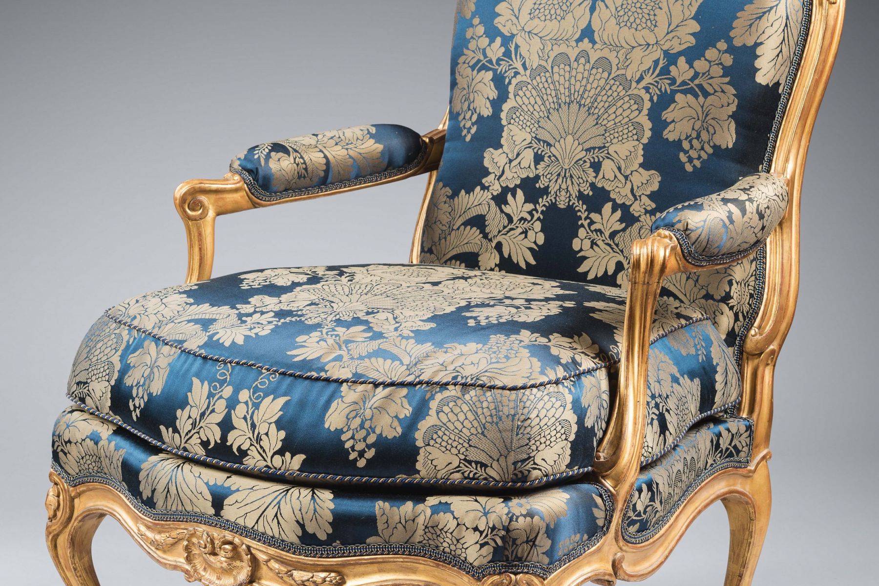 Suite de quatre larges fauteuils Louis XV, estampillée J. Gourdin