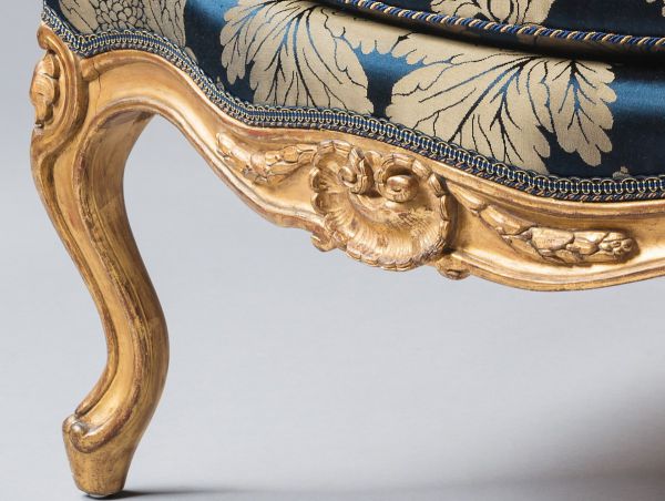 Suite de quatre larges fauteuils Louis XV, estampillée J. Gourdin