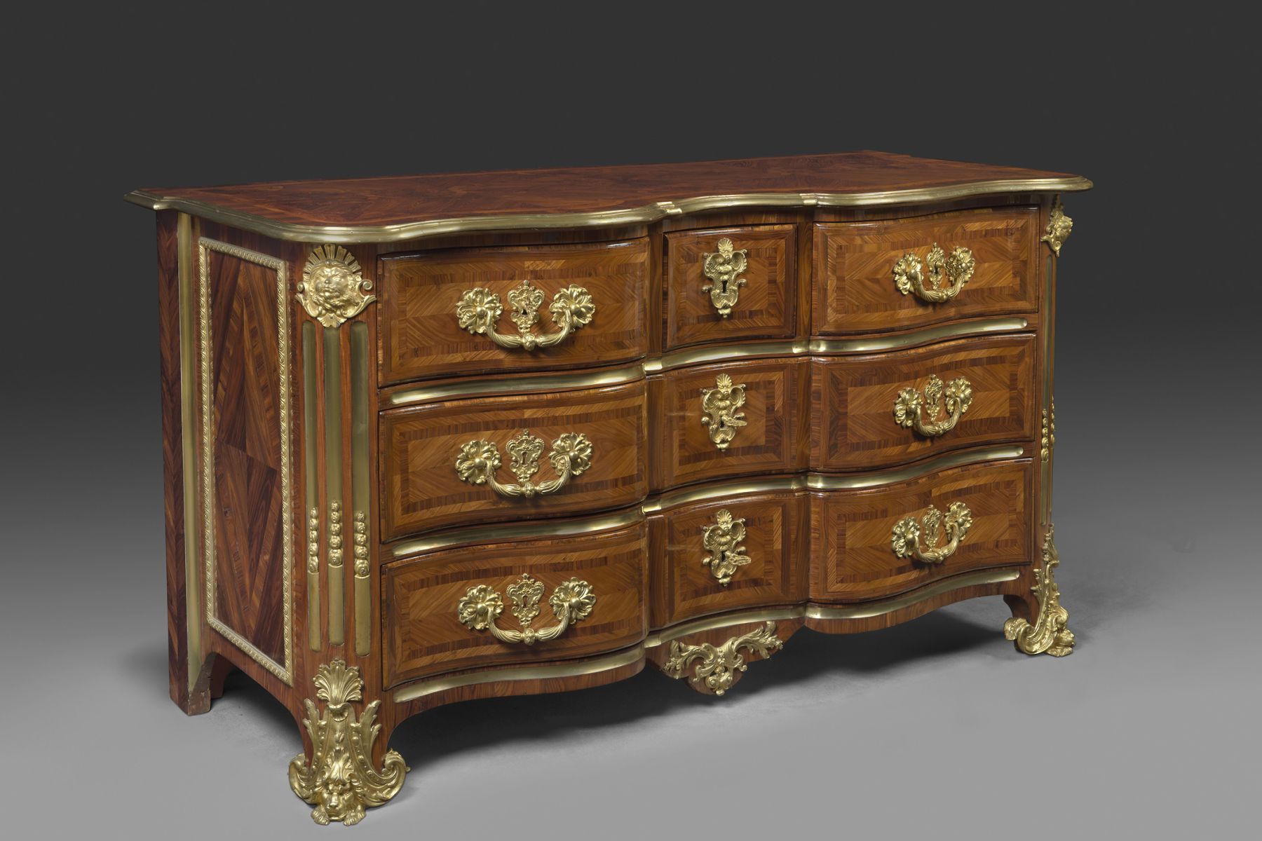 Importante commode en arbalète d