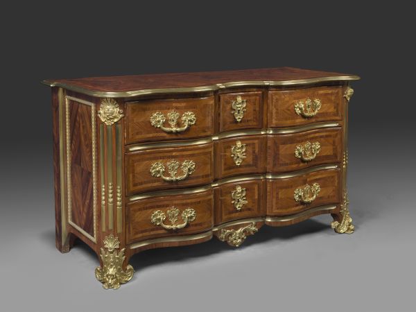Importante commode en arbalète d
