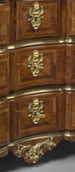 Importante commode en arbalète d